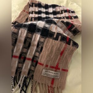 Burberry scarf exclusively made in Scotland 👌🧣🏴󠁧󠁢󠁳󠁣󠁴󠁿